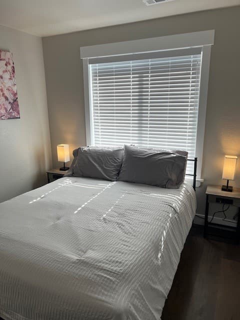 Furnished bedroom with a queen bed in a Twin Cedar apartment in Vernal, Utah, suited to travel nurse stays